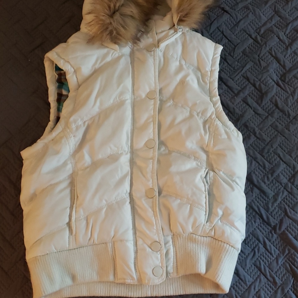 Super cute white puffer vest!